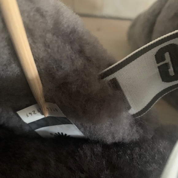 - UGG FLUFF yeah  SLIDES charcoal gray  US 6 NIB - Picture 6 of 7